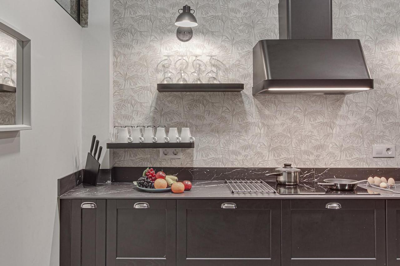 Central Square Deluxe Apartment آكورونيا المظهر الخارجي الصورة