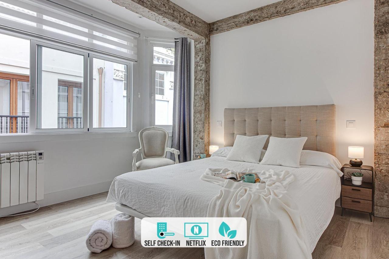 Central Square Deluxe Apartment آكورونيا المظهر الخارجي الصورة