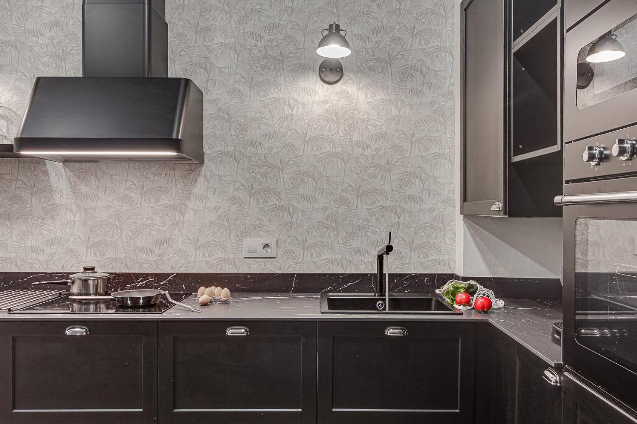 Central Square Deluxe Apartment آكورونيا المظهر الخارجي الصورة